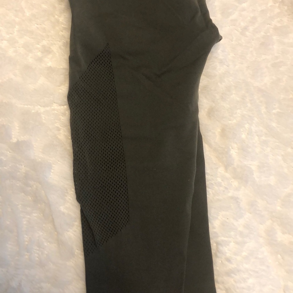 Lululemon crops - Picture 2 of 5